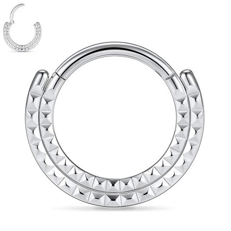 Piercing Anneau Clicker double orné de rivets pyramidaux en Titane Piercing Anneau Clicker double orné de rivets pyramidaux en Titane